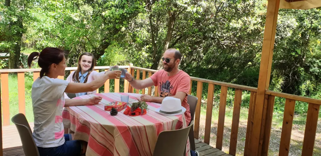 Flower Camping Les Rives de l'Aygues 3 étoiles★★★