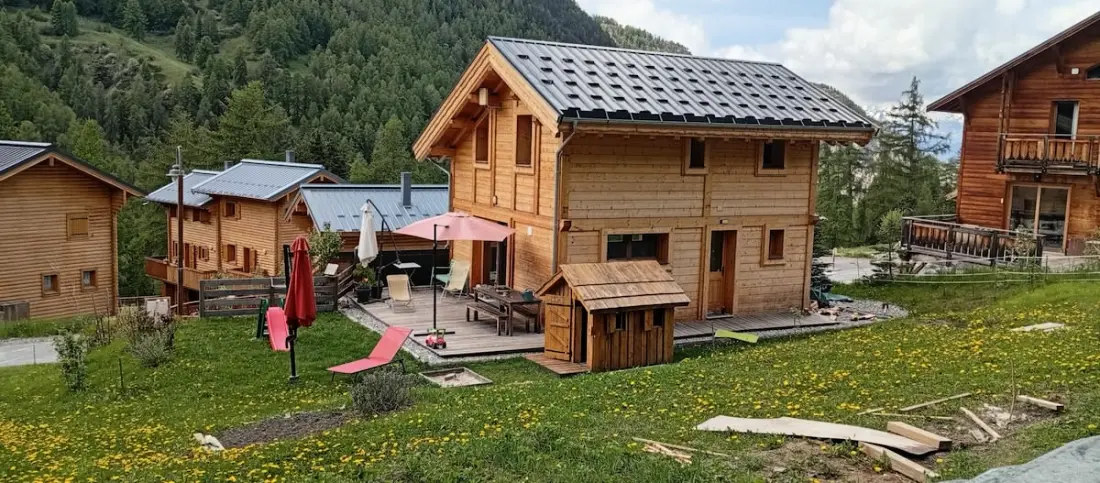 Chalet Familial 3 Chambres • Jardin 600 M² • Vars