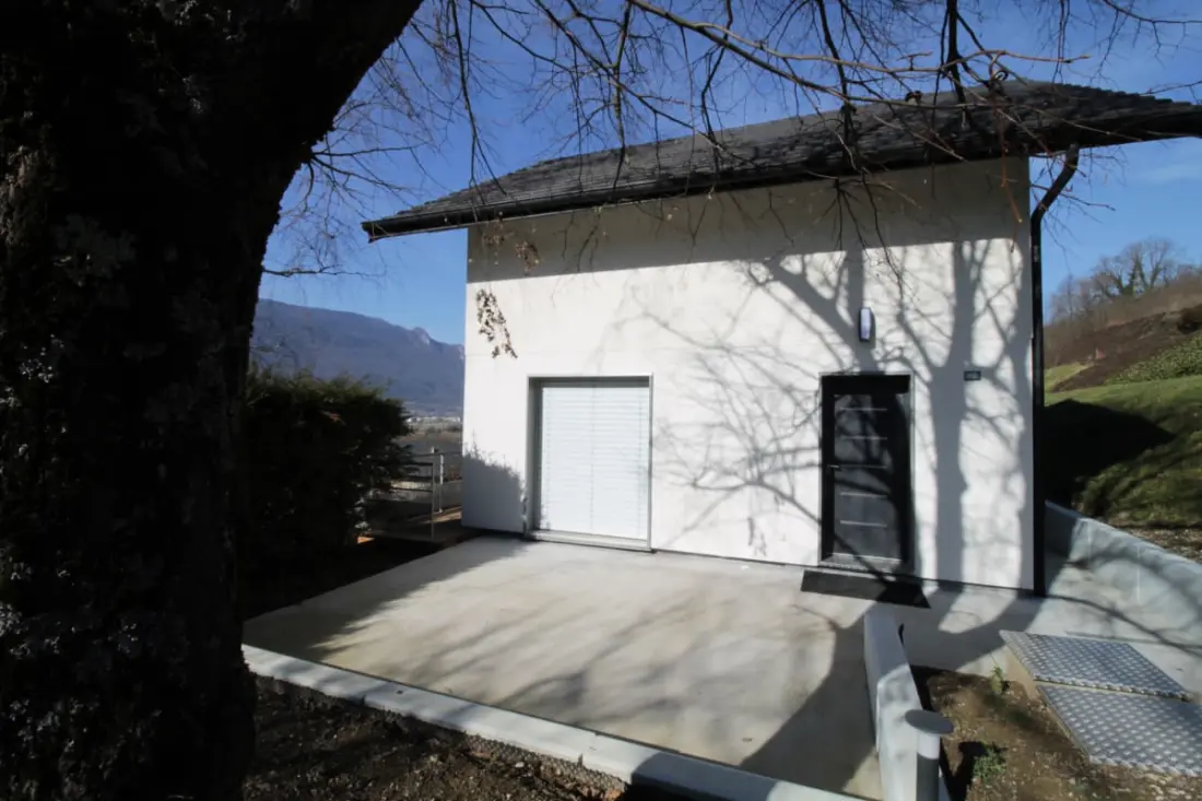 Jolie Maison Neuve Entre Villes Et Lacs